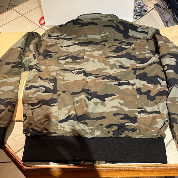 Basic Edition mens  lined windbreaker w/ zip in hood camo size small - Picture 3 of 5
